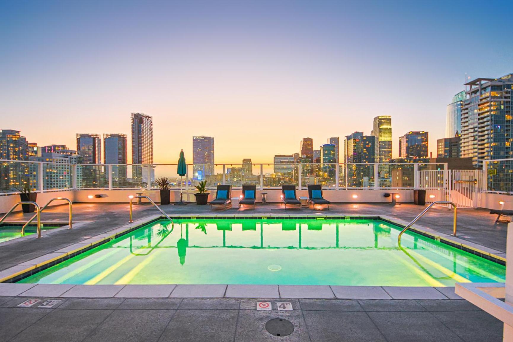 Downtown Escape - 2Br W Skyline Views & Hot Tub Apartment Los Angeles Bagian luar foto